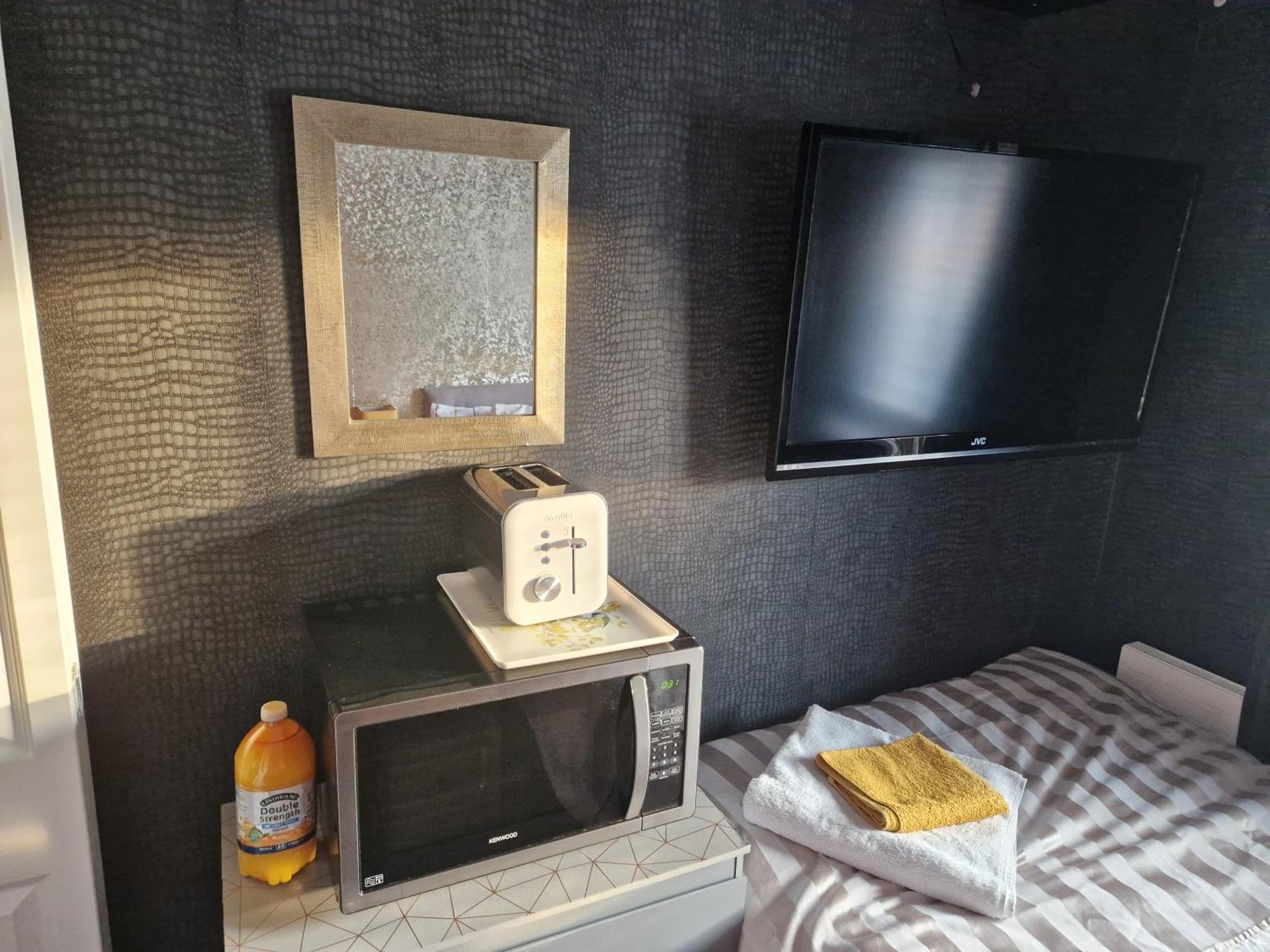 Luxury On A Budget Chelmsford - B&B Room In A Quiet Family Home Homestay